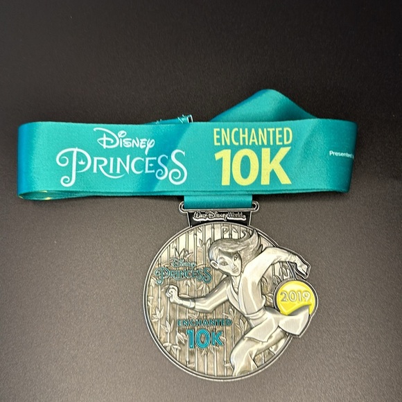 Disney Run Medal Princess Enchanted 10k 2019 finisher - Picture 4 of 6
